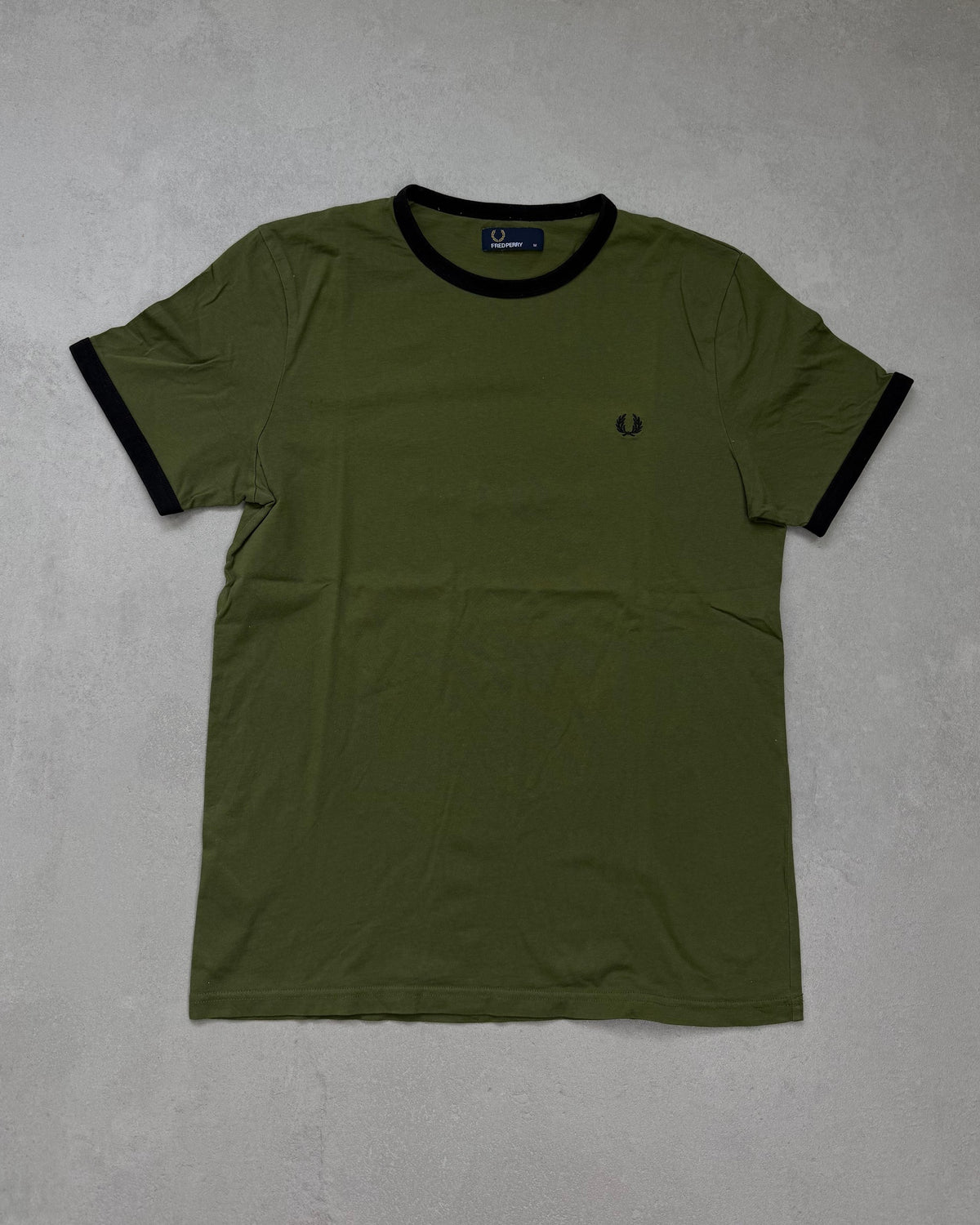 Fred Perry Ringer T-Shirt Olivgrün mit schwarzen Bündchen Größe M – Vorderseite