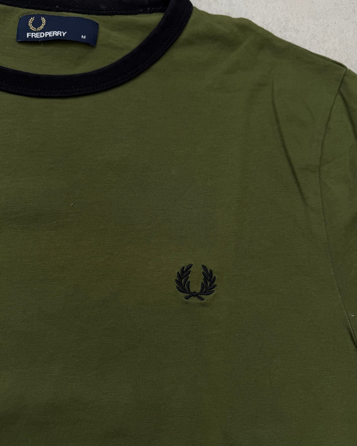 Fred Perry Ringer T-Shirt Olivgrün mit schwarzen Bündchen Größe M – Detail