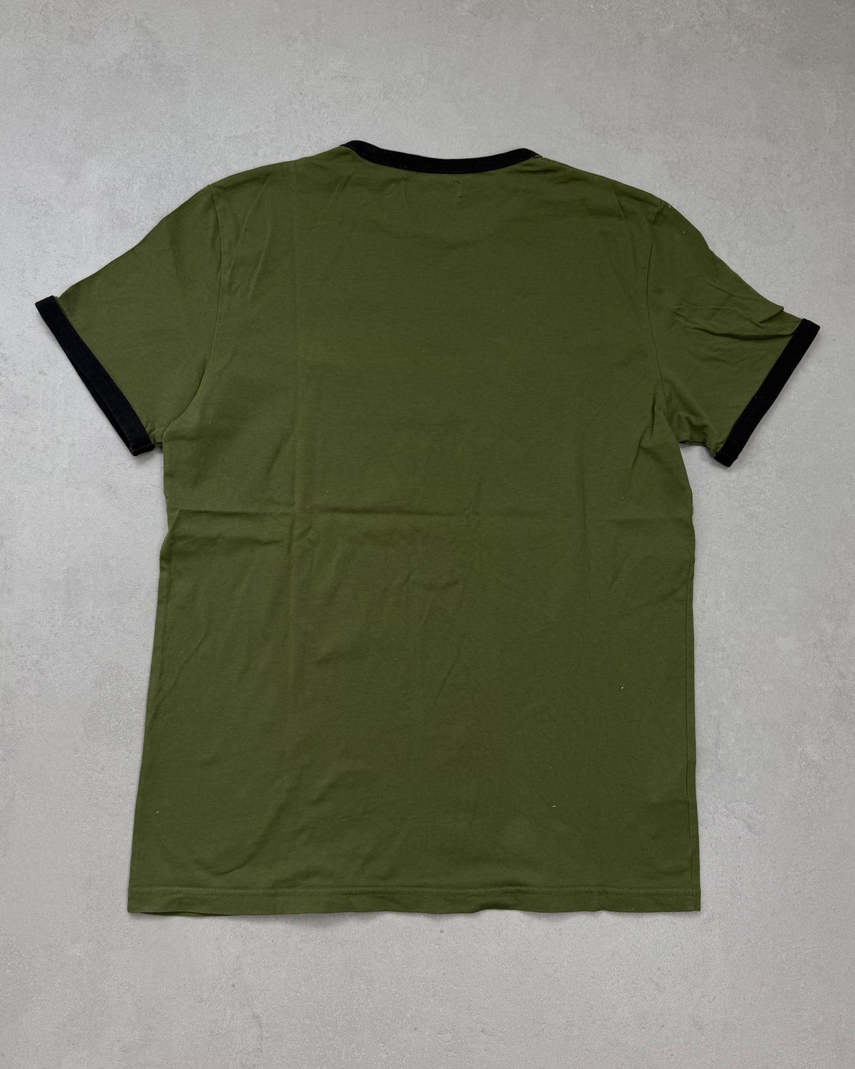 Fred Perry Ringer T-Shirt Olivgrün mit schwarzen Bündchen Größe M – Rückseite