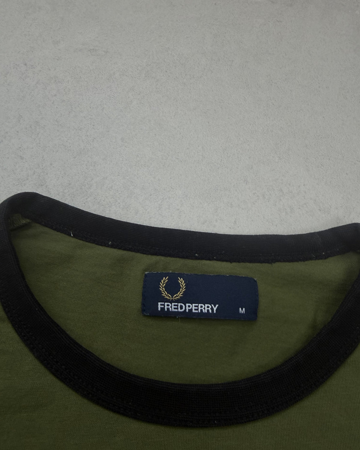 Fred Perry Ringer T-Shirt Olivgrün mit schwarzen Bündchen Größe M – Etikett
