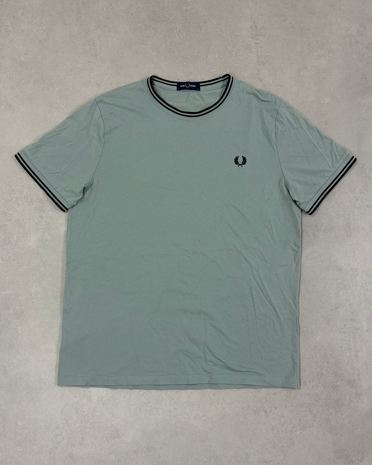 Fred Perry Ringer T-Shirt Salbeigrau mit Twin Tipping Größe L – Vorderseite