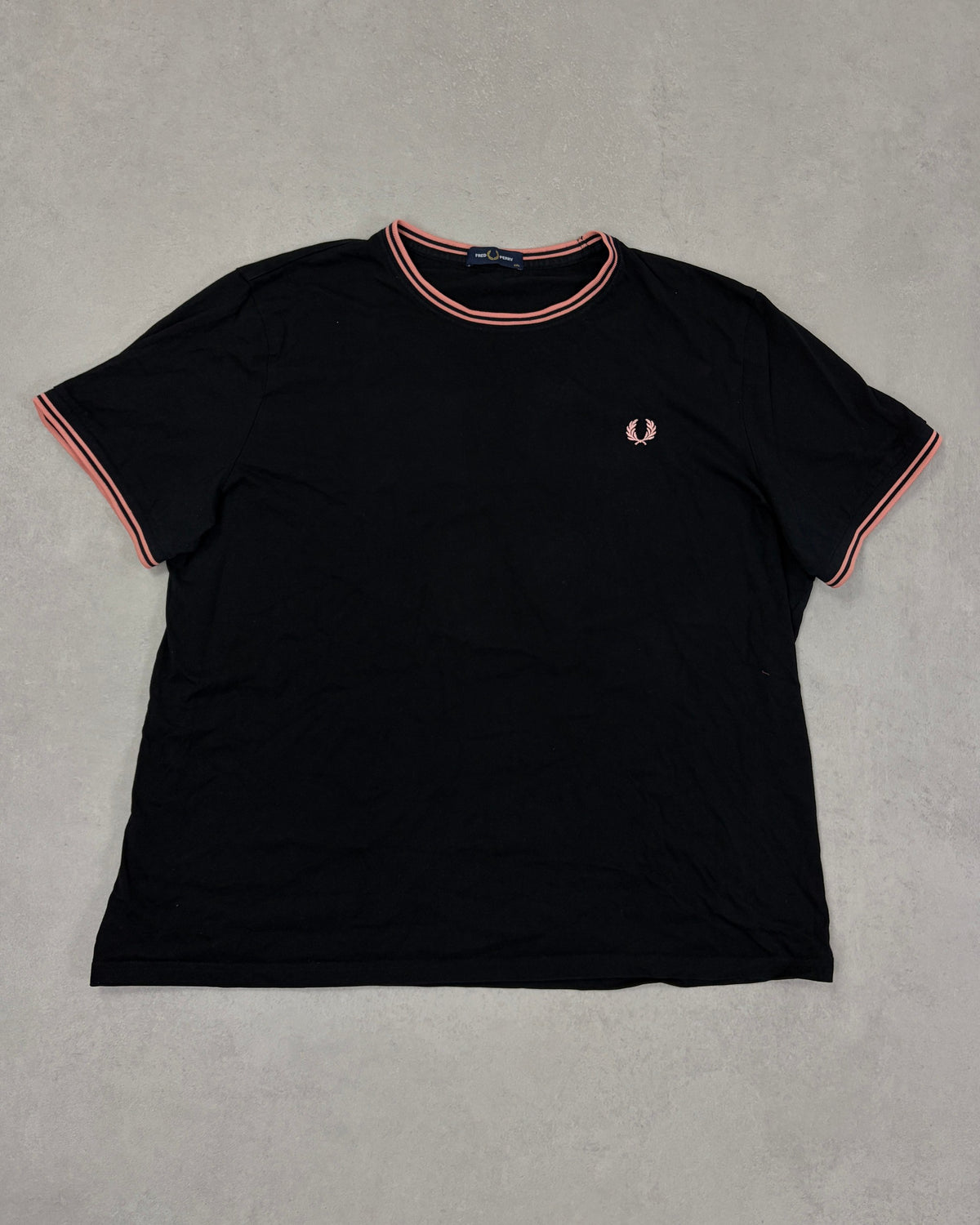 Fred Perry Ringer T-Shirt Schwarz mit Koralle-Tipping Größe 2XL – Vorderseite