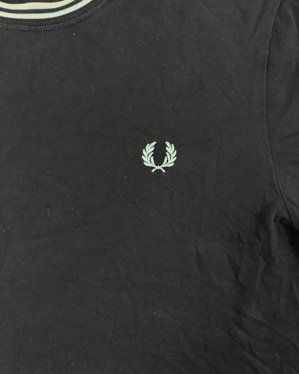 Fred Perry Ringer T-Shirt Schwarz mit Mint-Tipping Größe M – Detail