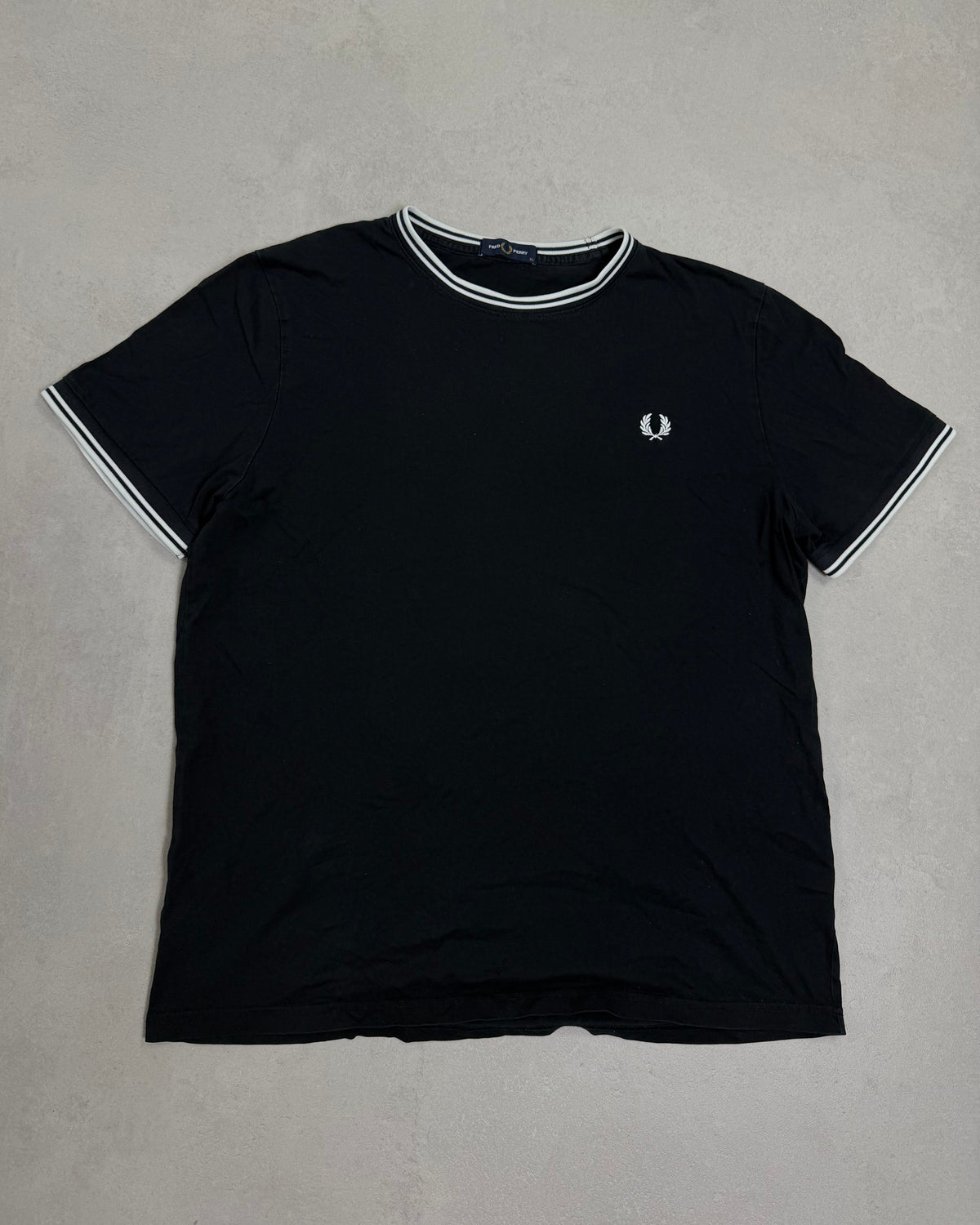 Fred Perry Ringer T-Shirt Schwarz mit Twin Tipping Größe XL – Vorderseite