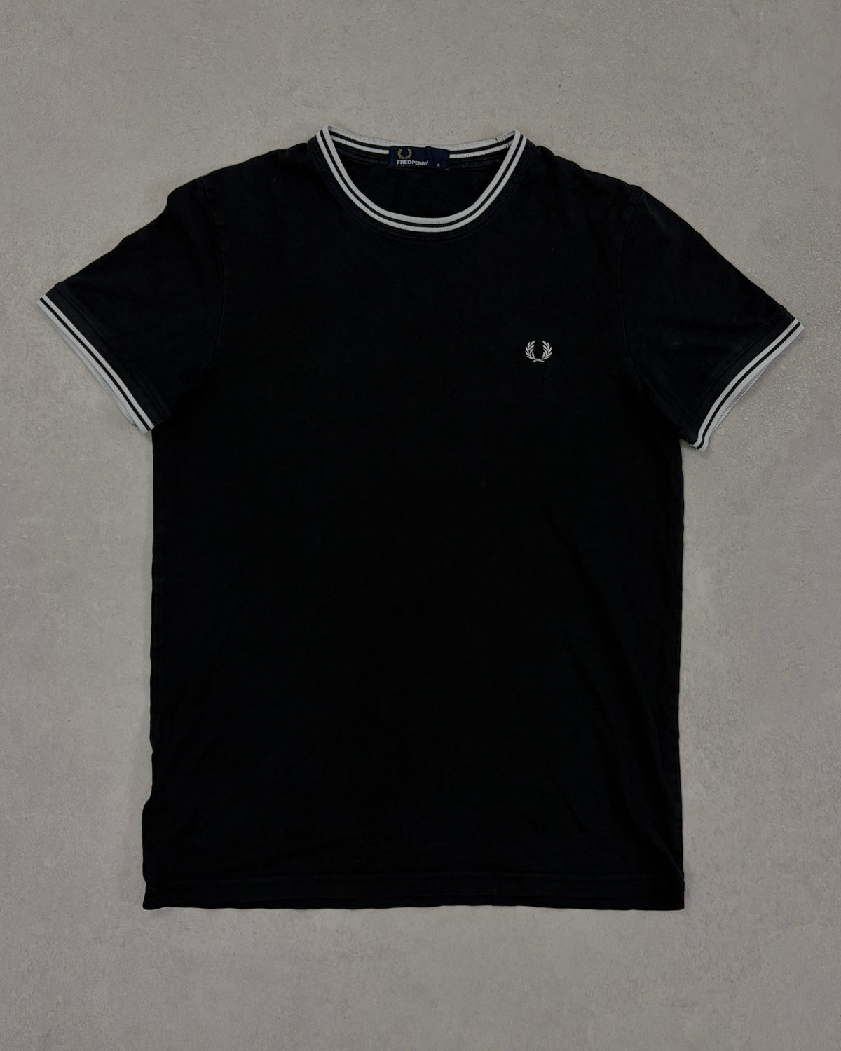Fred Perry Ringer T-Shirt Schwarz mit Twin Tipping Größe S – Vorderseite