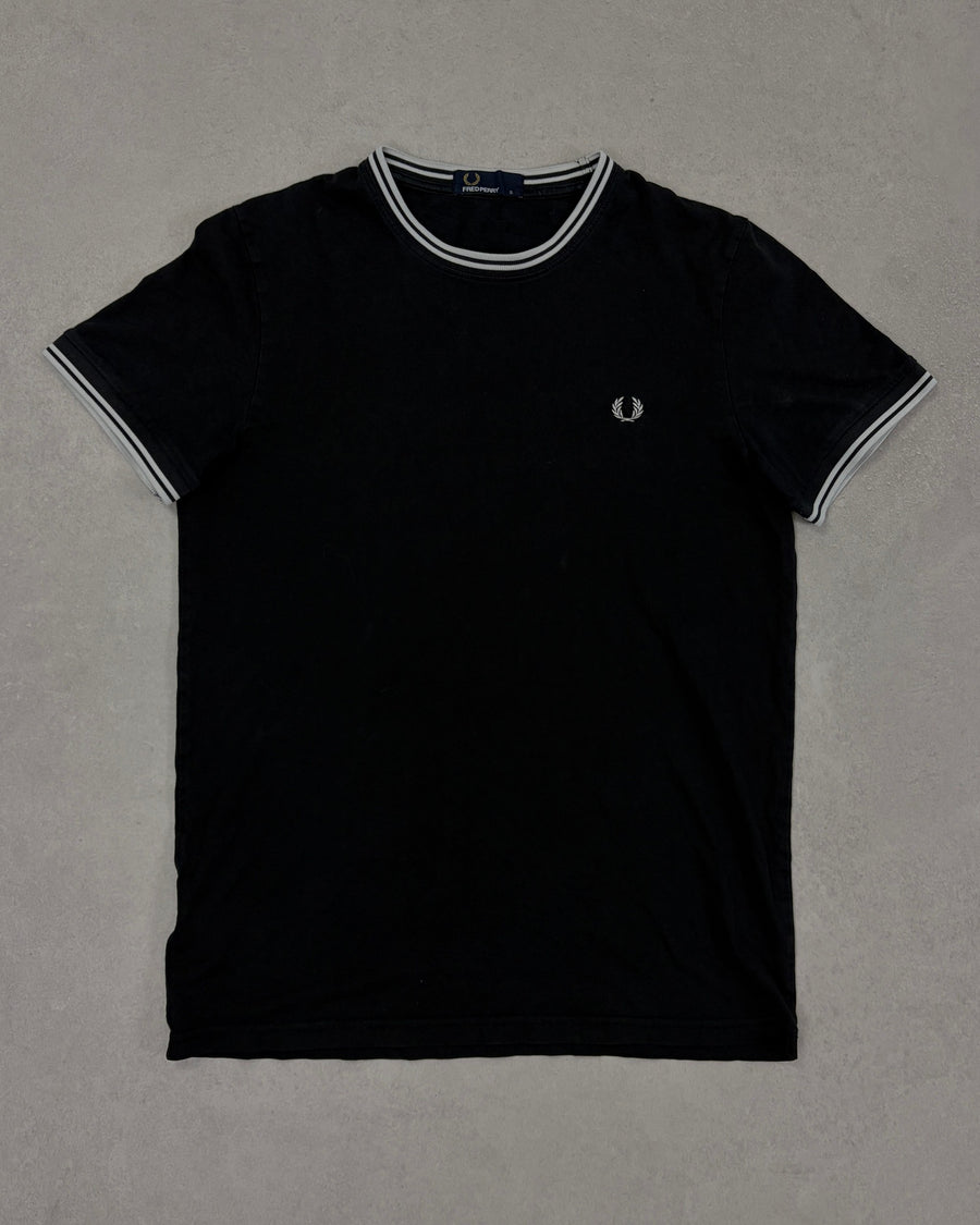 Fred Perry Ringer T-Shirt Schwarz mit Twin Tipping Größe S – Vorderseite