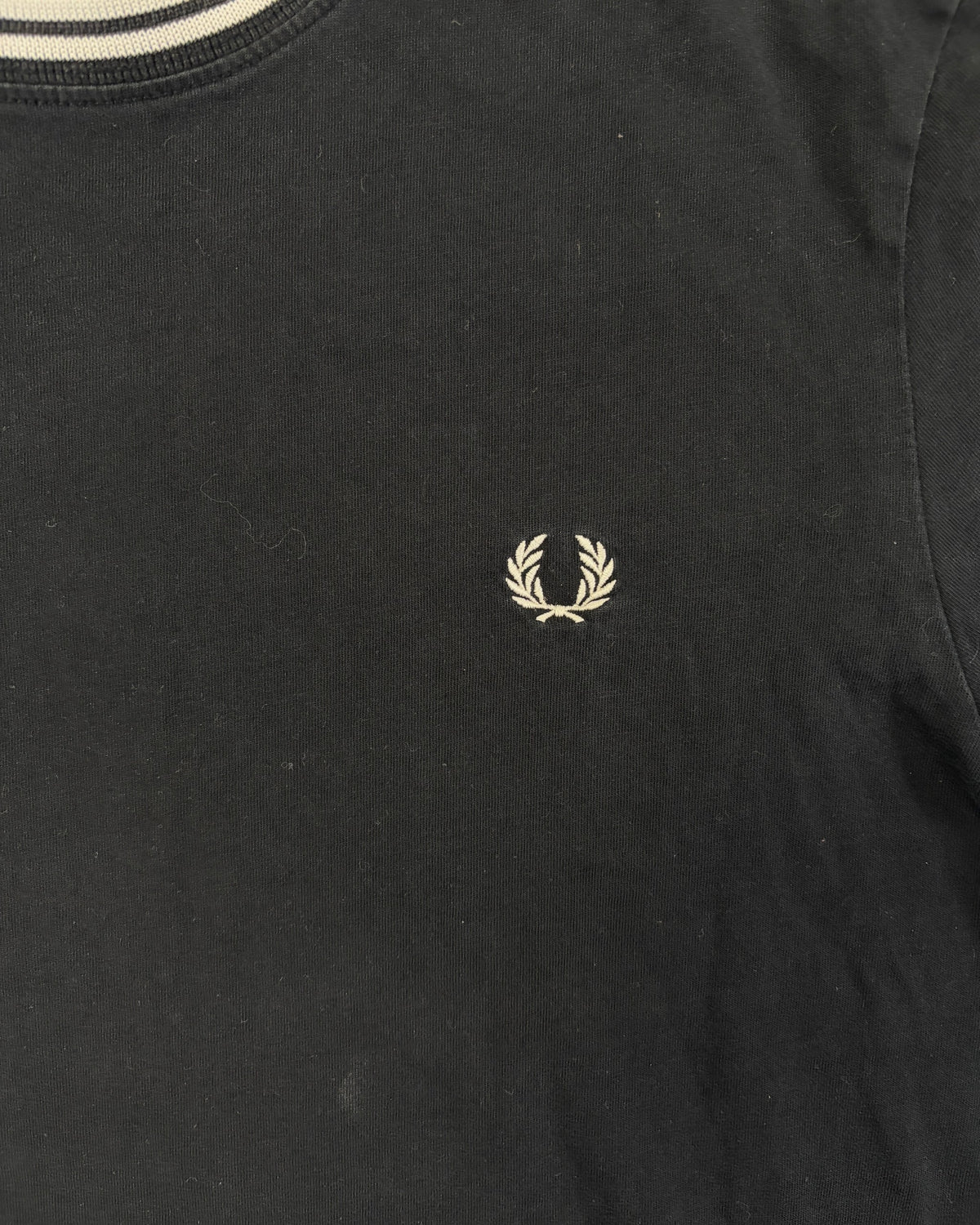 Fred Perry Ringer T-Shirt Schwarz mit Twin Tipping Größe S – Detail