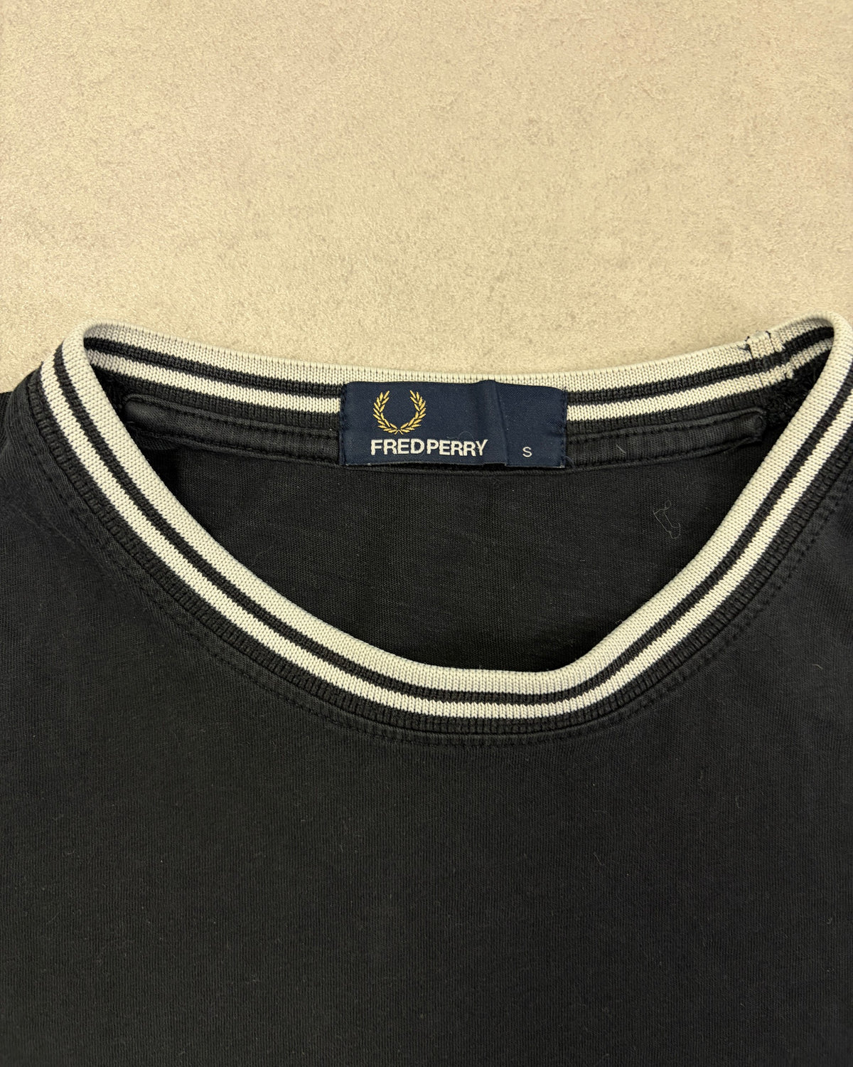 Fred Perry Ringer T-Shirt Schwarz mit Twin Tipping Größe S – Etikett