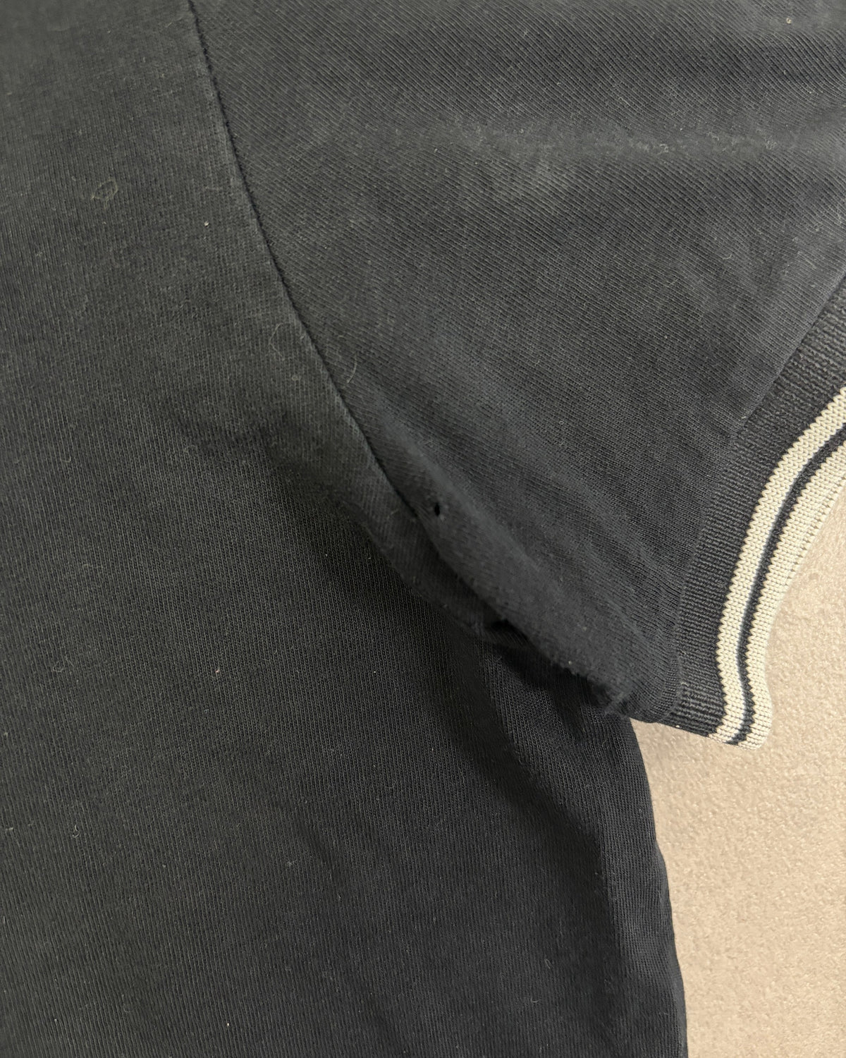 Fred Perry Ringer T-Shirt Schwarz mit Twin Tipping Größe S – Mangel im Detail
