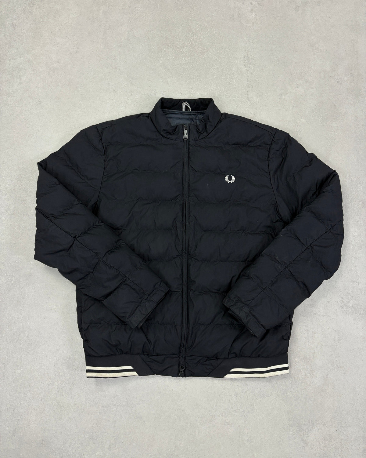Fred Perry Steppjacke Schwarz mit Tipping-Bund Größe M – Vorderseite