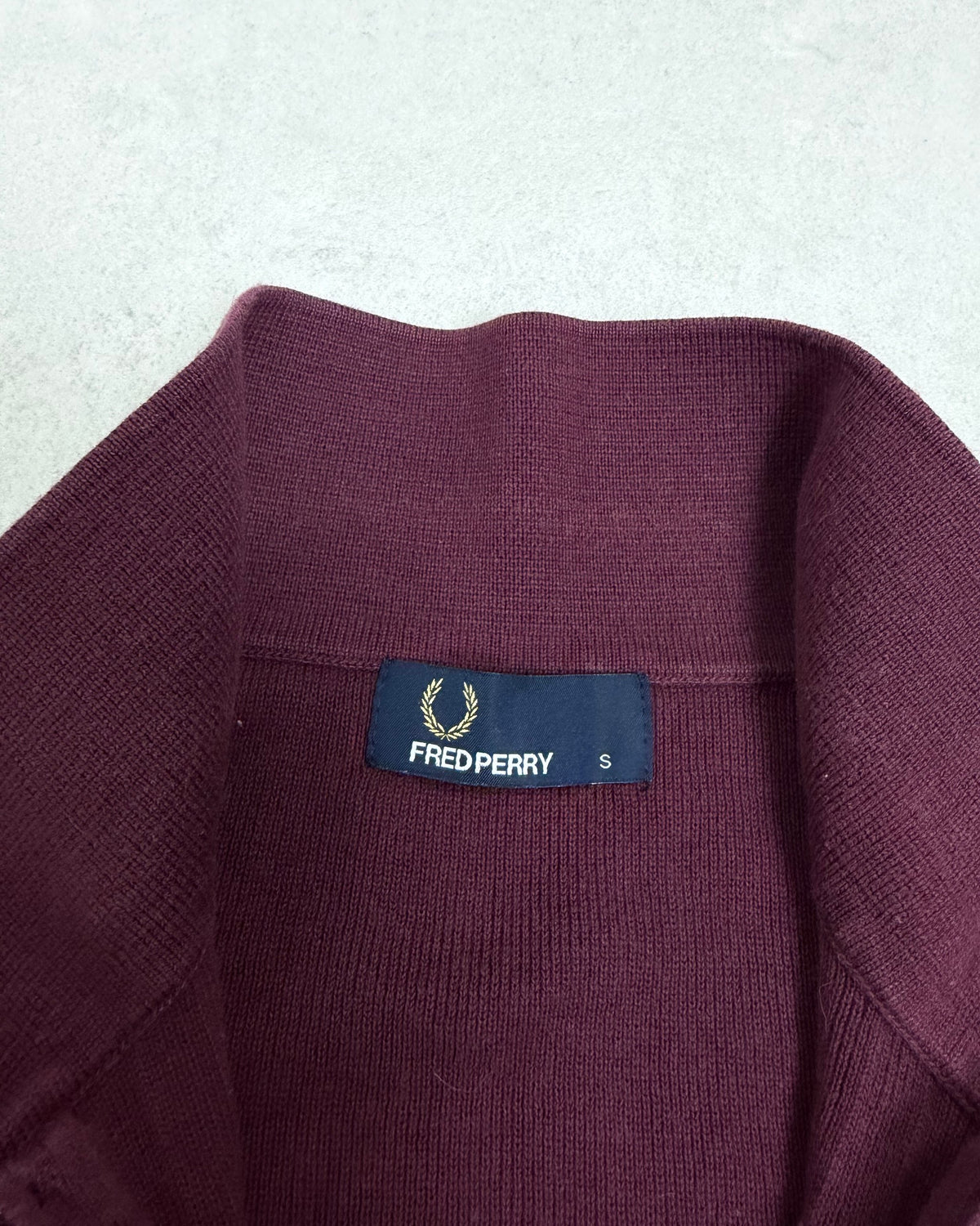 Fred Perry Strick-Poloshirt Bordeaux mit Zip Größe S – Etikett