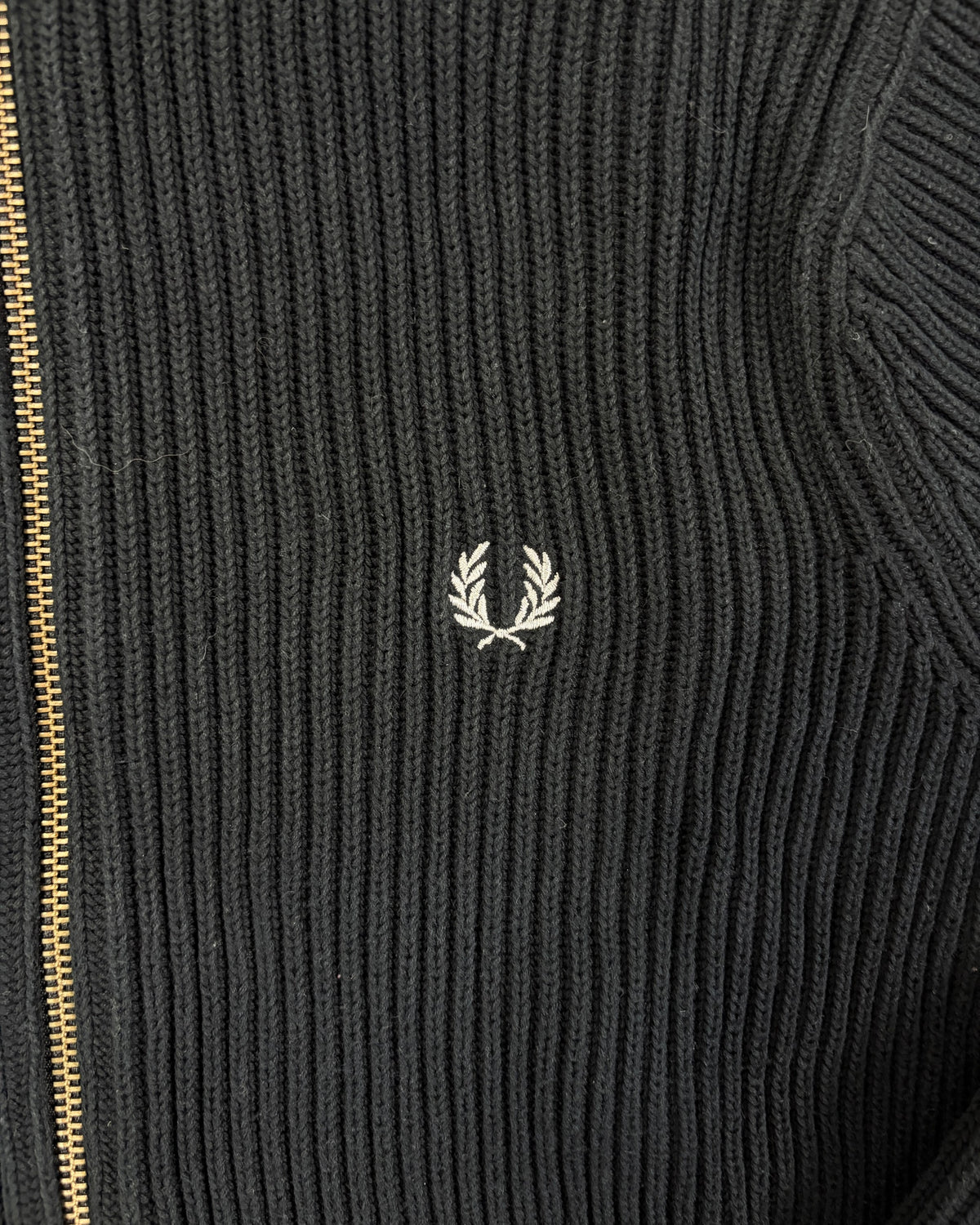 Fred Perry Strickjacke Schwarz mit Zip Größe S – Detail