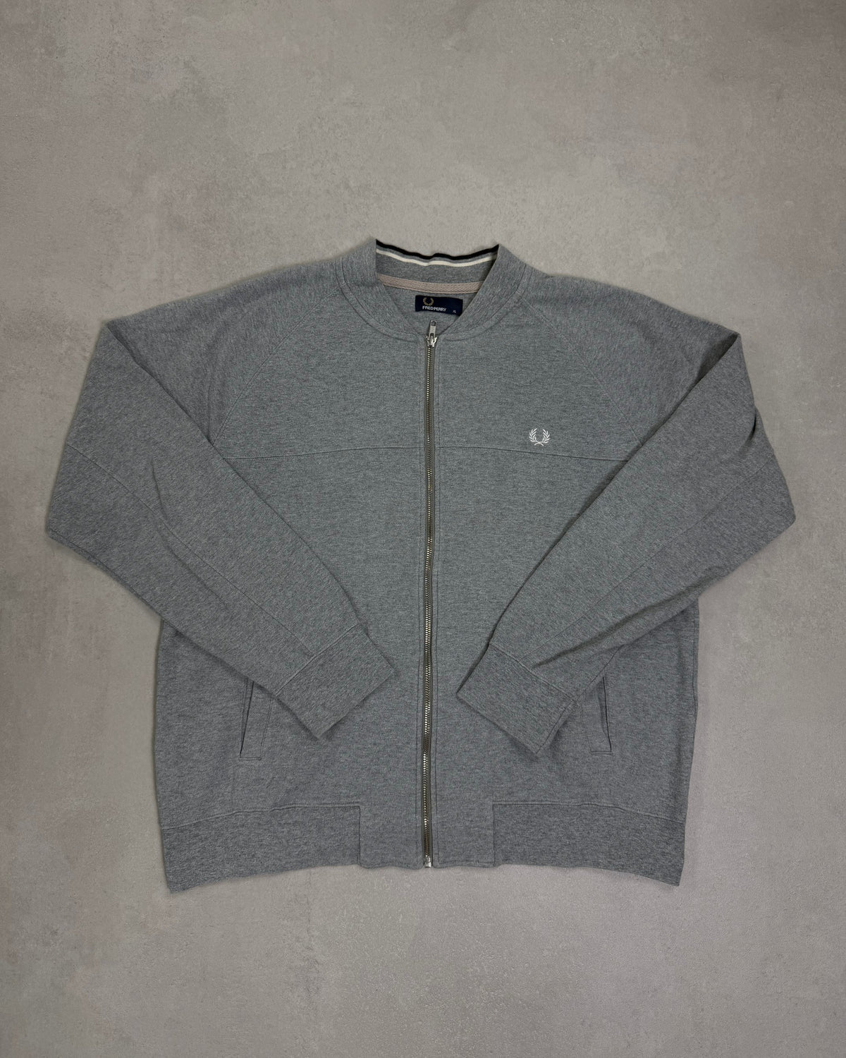 Fred Perry Sweatjacke Grau meliert mit Zip und Tipping-Kragen Größe XL – Vorderseite