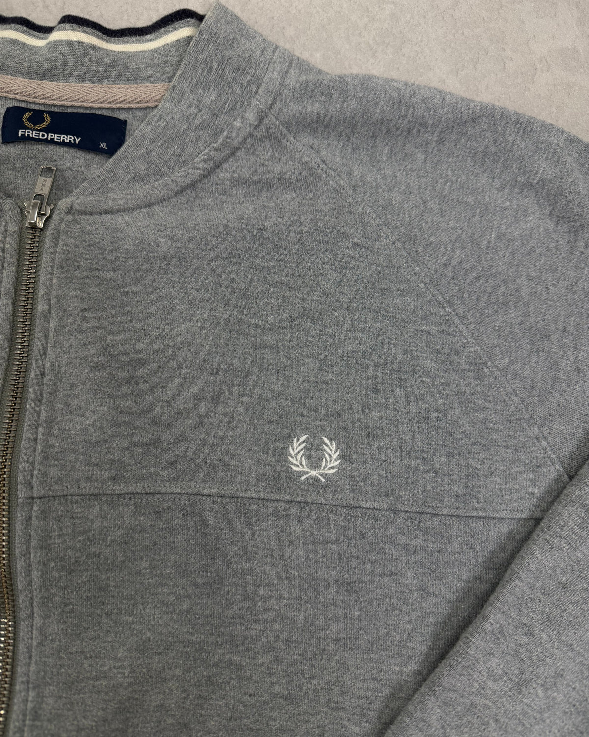 Fred Perry Sweatjacke Grau meliert mit Zip und Tipping-Kragen Größe XL – Detail