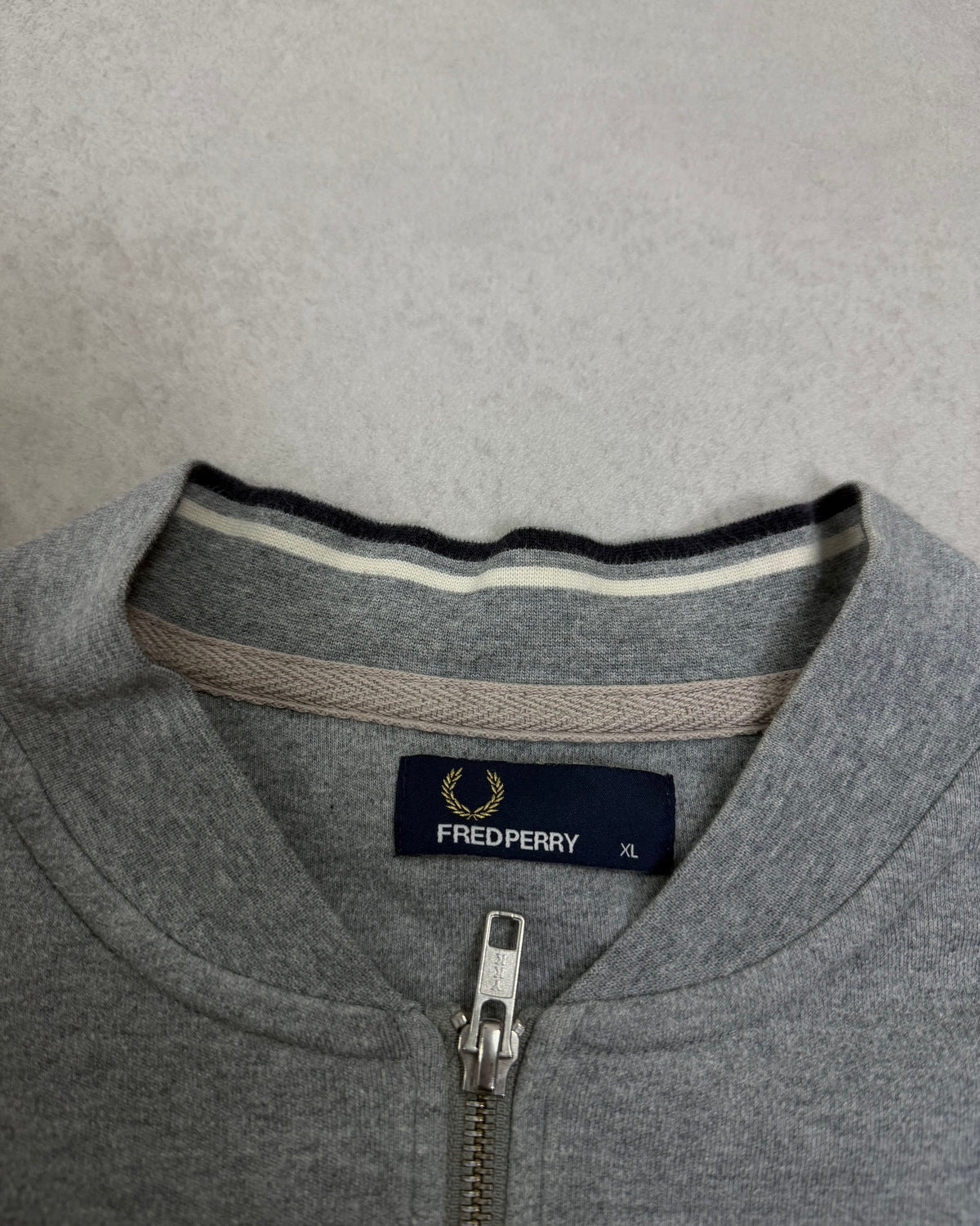 Fred Perry Sweatjacke Grau meliert mit Zip und Tipping-Kragen Größe XL – Etikett