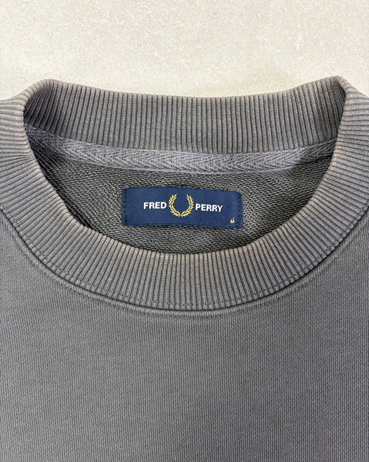 Fred Perry Pullover Anthrazit Größe M – Etikett
