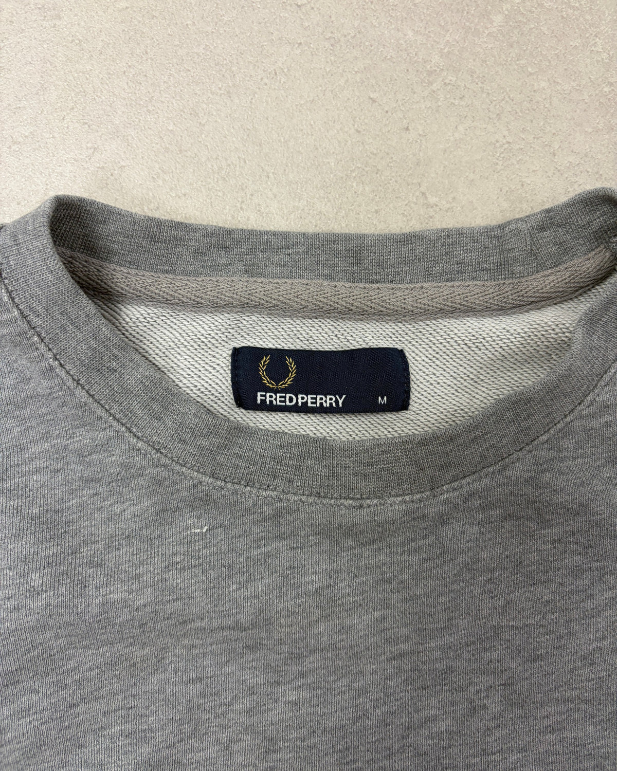 Fred Perry Pullover Grau meliert mit hellem Tipping Größe M – Etikett