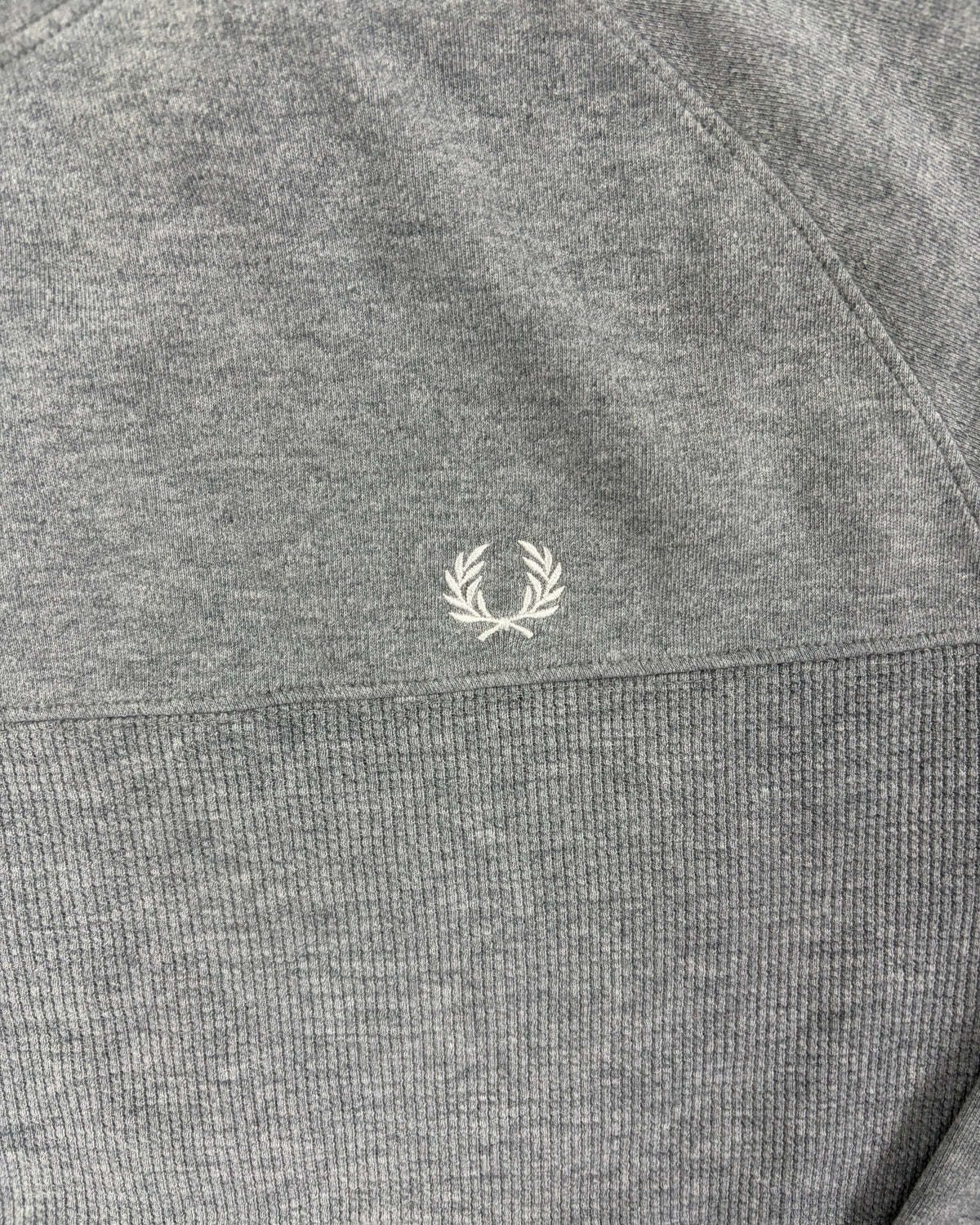 Fred Perry Pullover Grau meliert mit Rippeinsatz Größe L – Detail