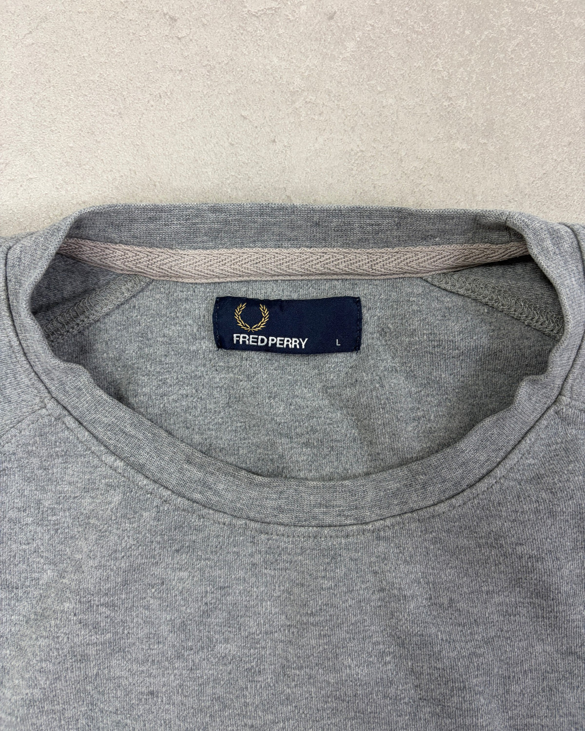 Fred Perry Pullover Grau meliert mit Rippeinsatz Größe L – Etikett