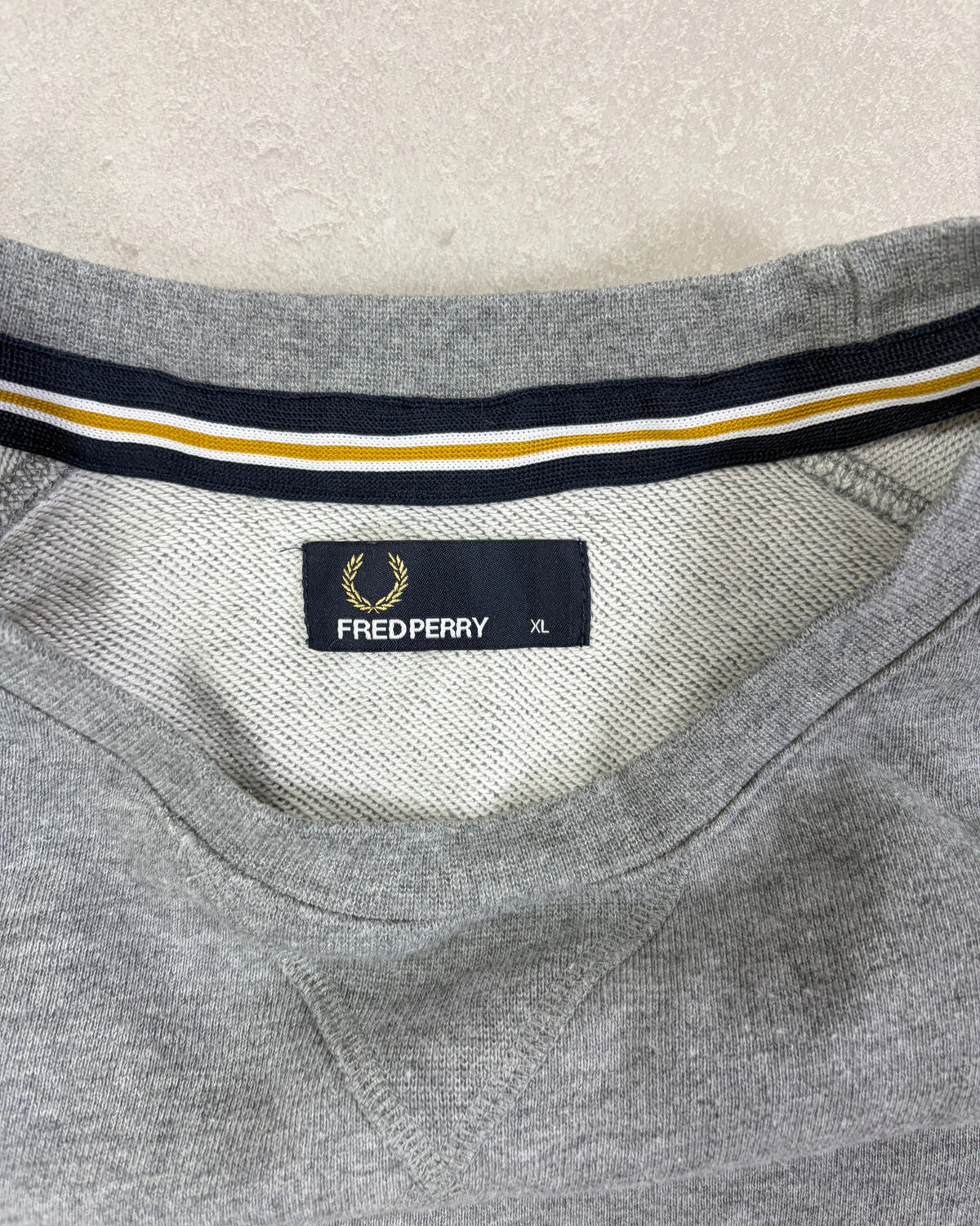 Fred Perry Pullover Grau meliert mit Tipping-Kragen Größe XL – Etikett