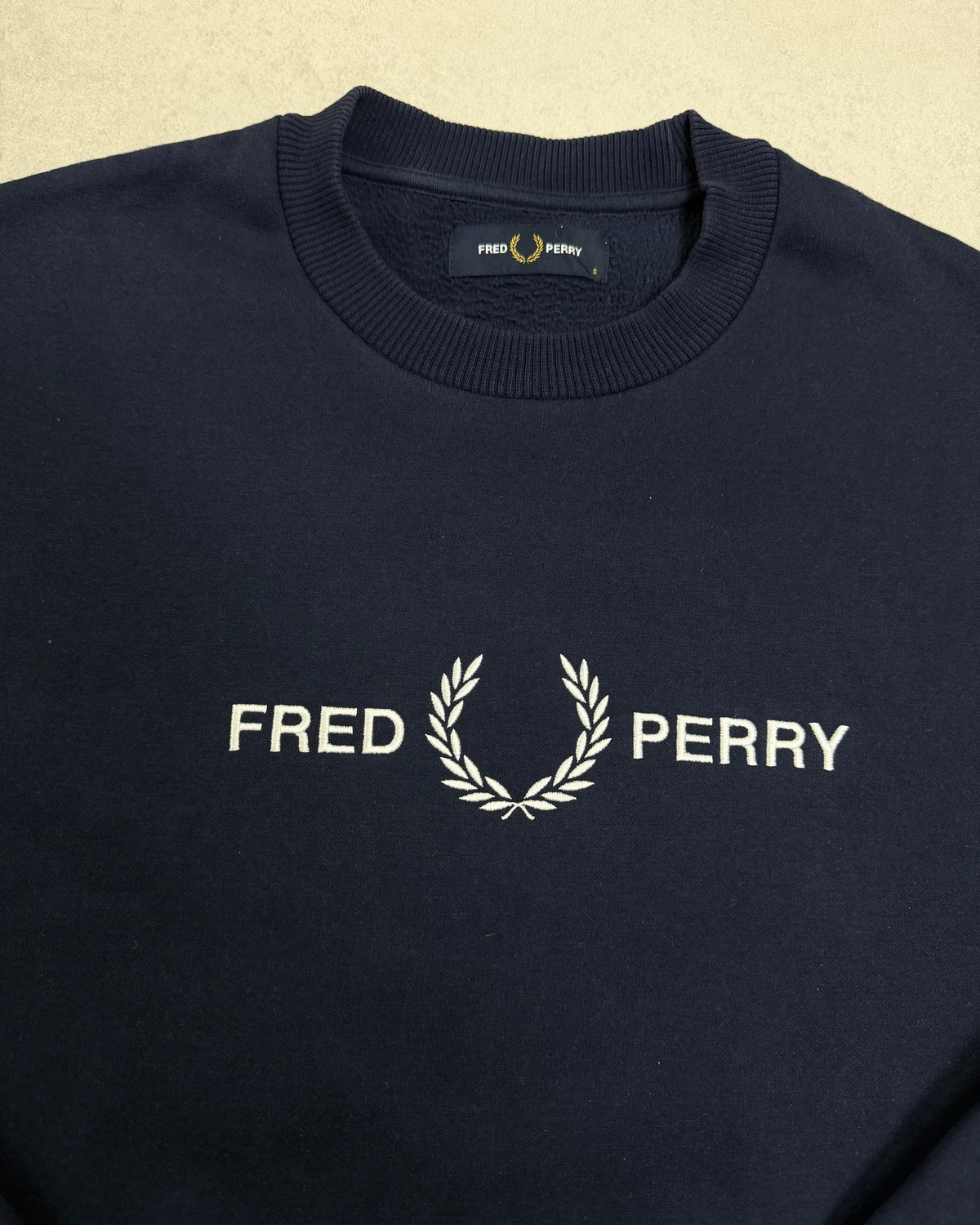 Fred Perry Pullover Navy mit gesticktem Schriftzug Größe S – Detail