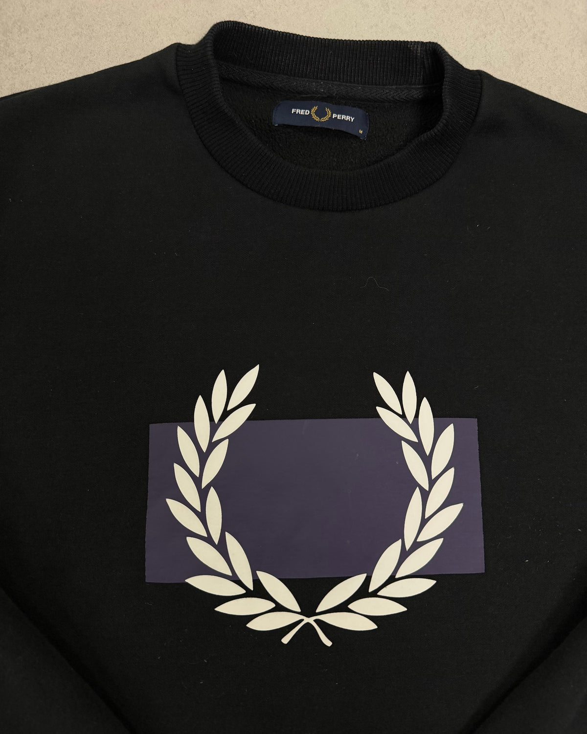 Fred Perry Pullover Schwarz mit Lorbeer-Print Größe M – Detail