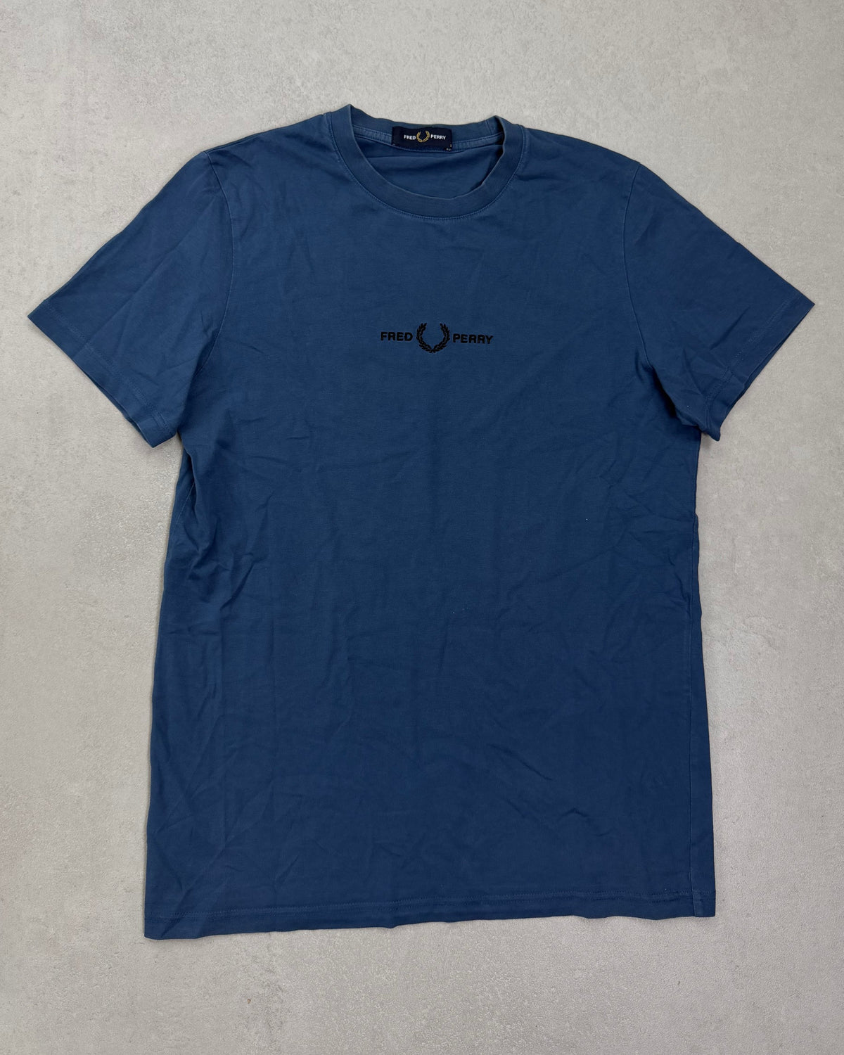 Fred Perry T-Shirt Blau mit gesticktem Schriftzug Größe S – Vorderseite