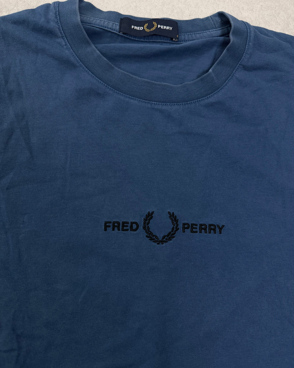 Fred Perry T-Shirt Blau mit gesticktem Schriftzug Größe S – Detail
