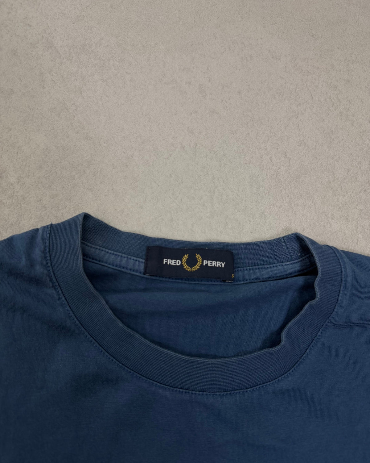 Fred Perry T-Shirt Blau mit gesticktem Schriftzug Größe S – Etikett