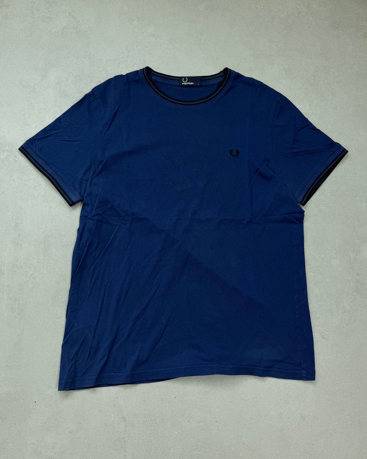 Fred Perry T-Shirt Blau mit Twin Tipping Größe L – Vorderseite