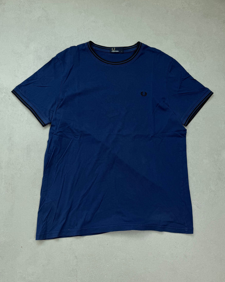 Fred Perry T-Shirt Blau mit Twin Tipping Größe L – Vorderseite