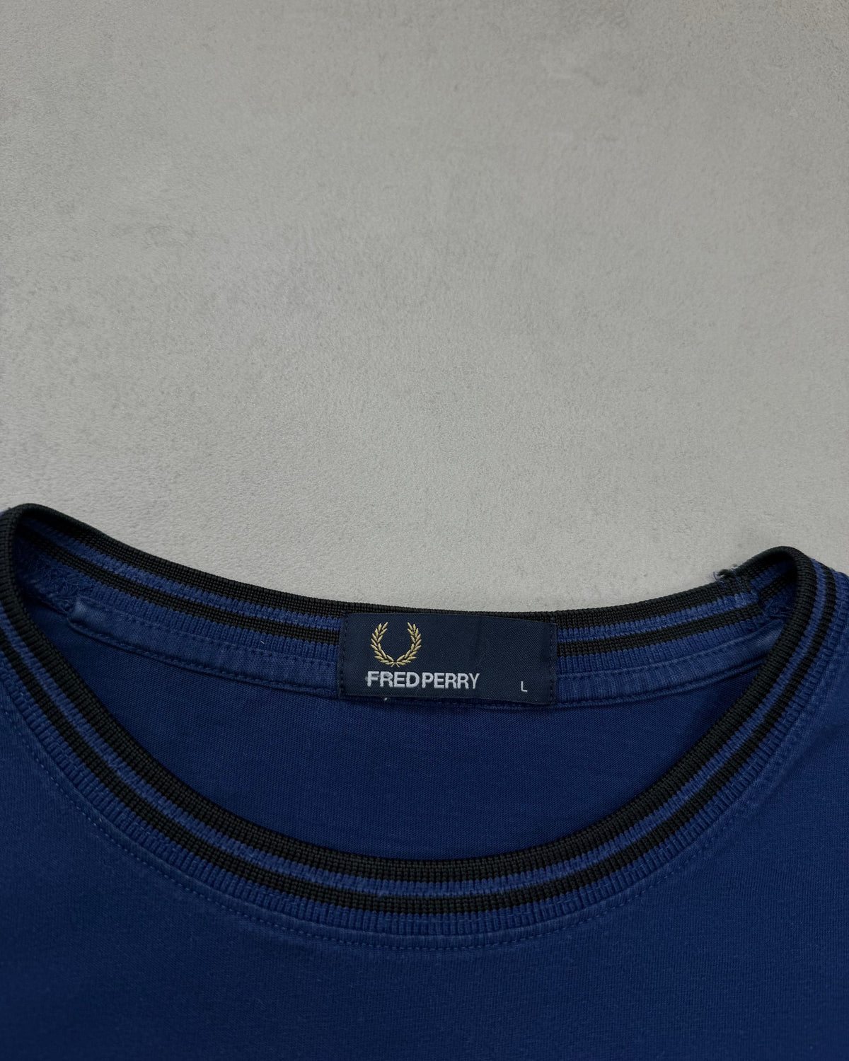 Fred Perry T-Shirt Blau mit Twin Tipping Größe L – Etikett