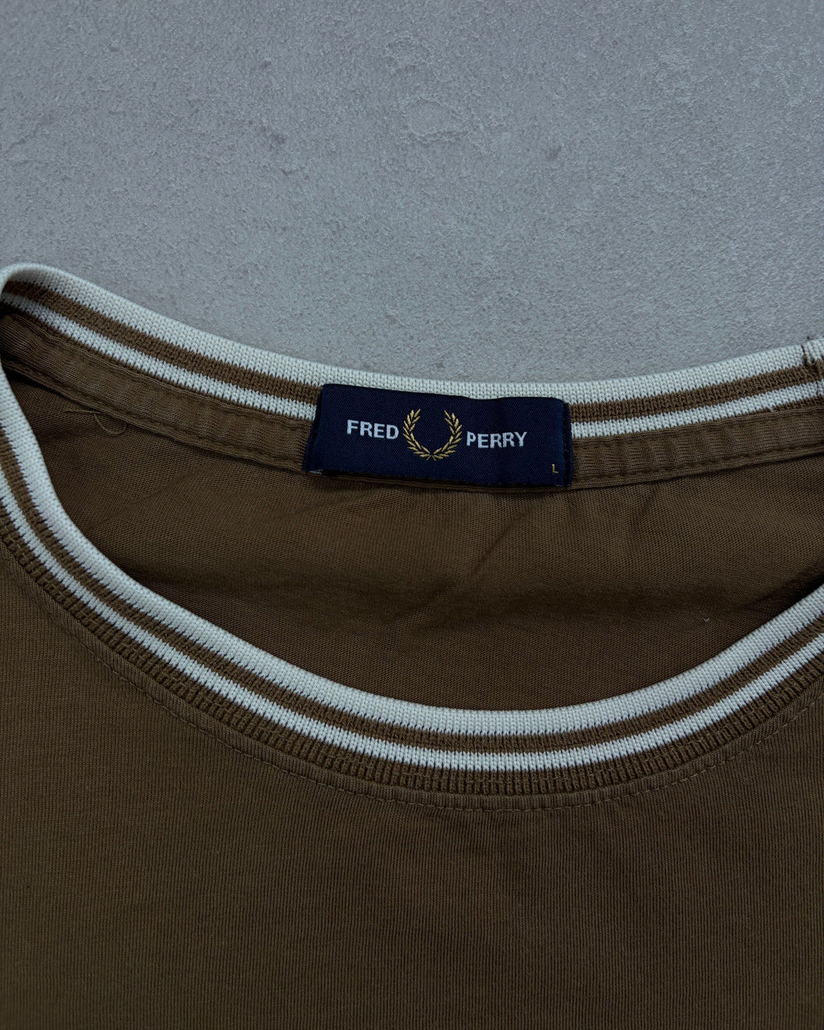 Fred Perry T-Shirt Braun mit Twin Tipping Größe L – Etikett