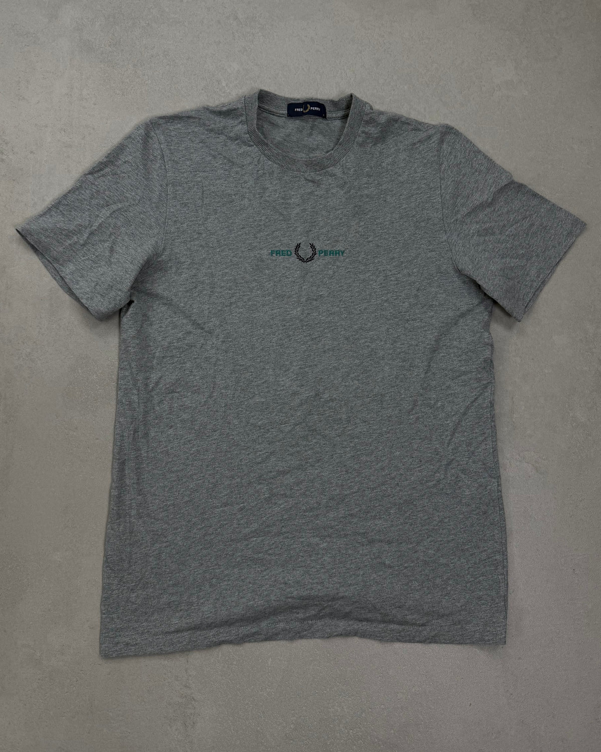 Fred Perry T-Shirt Grau meliert mit grünem Schriftzug Größe S – Vorderseite
