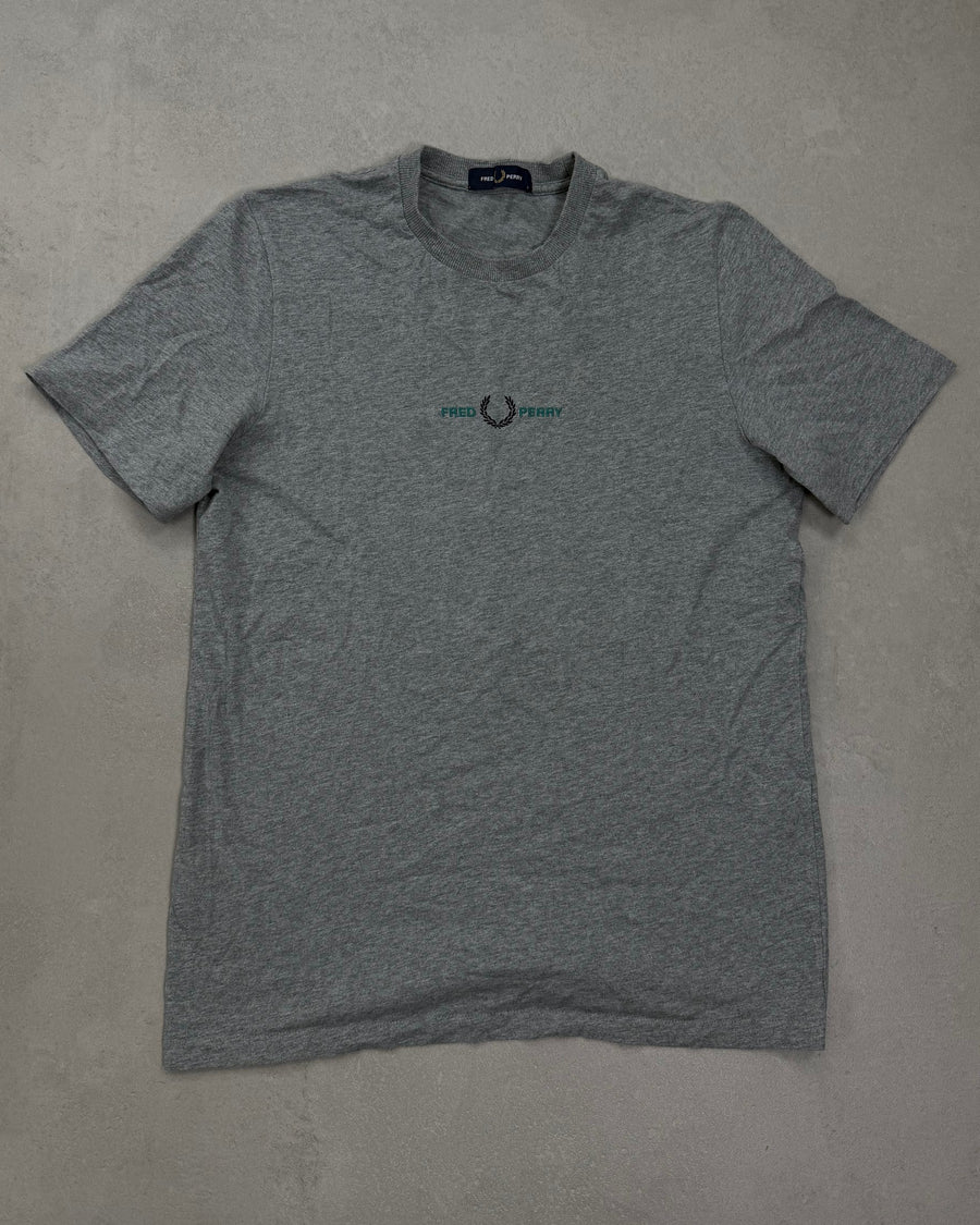 Fred Perry T-Shirt Grau meliert mit grünem Schriftzug Größe S – Vorderseite