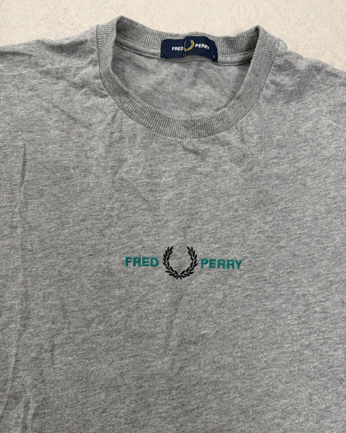 Fred Perry T-Shirt Grau meliert mit grünem Schriftzug Größe S – Detail