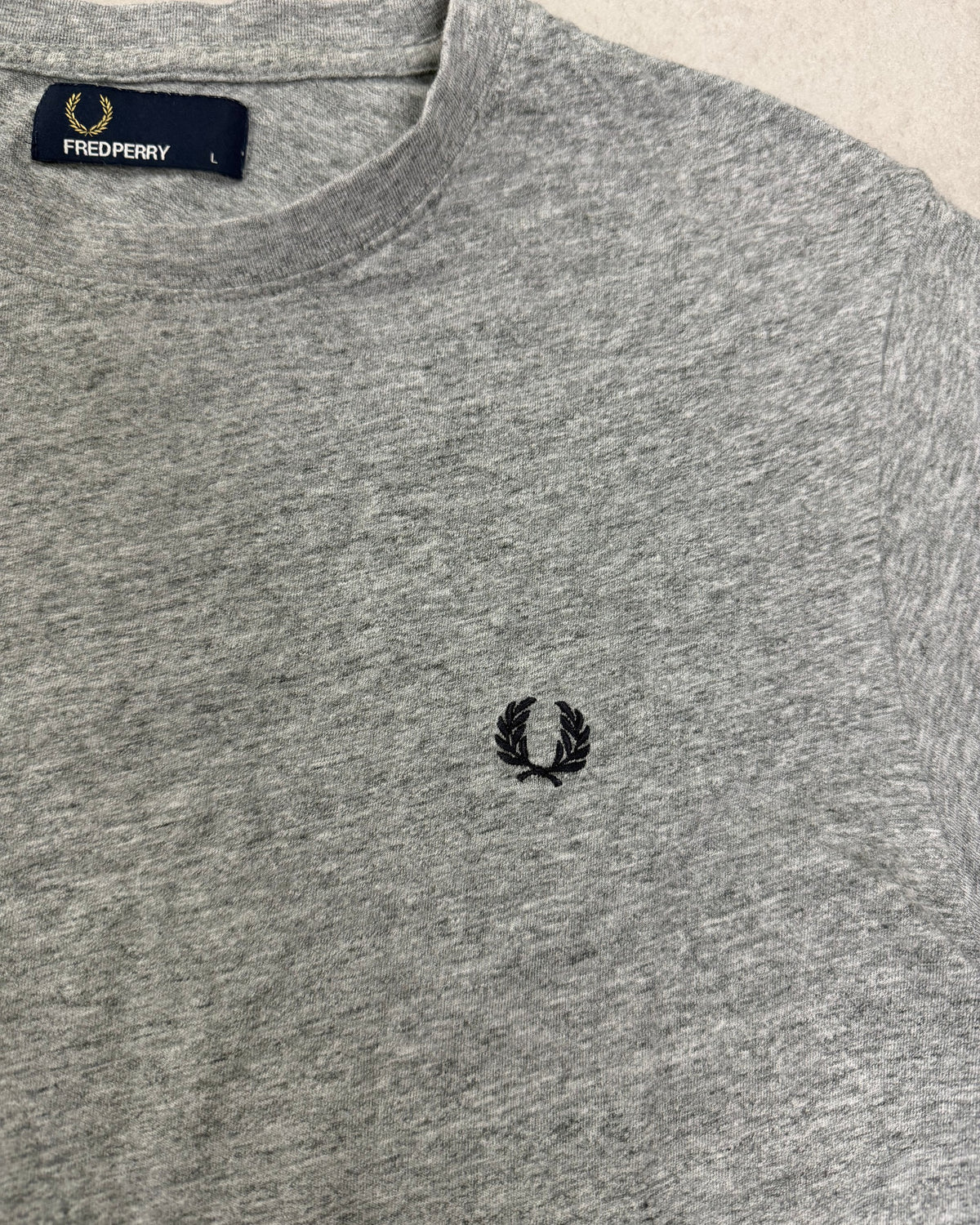 Fred Perry T-Shirt Grau meliert mit Lorbeerkranz Größe L – Detail