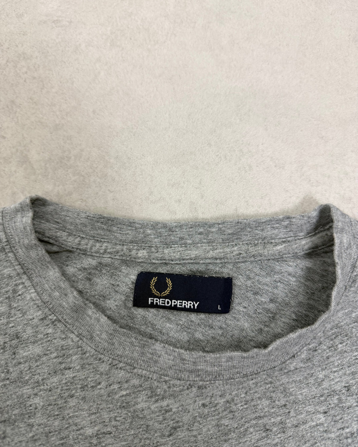 Fred Perry T-Shirt Grau meliert mit Lorbeerkranz Größe L – Etikett