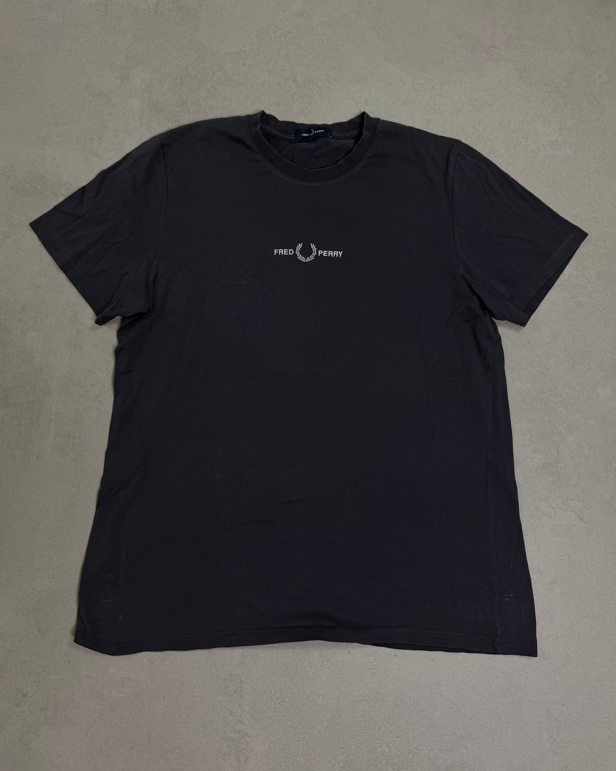 Fred Perry T-Shirt Navy mit gesticktem Schriftzug Größe L – Vorderseite