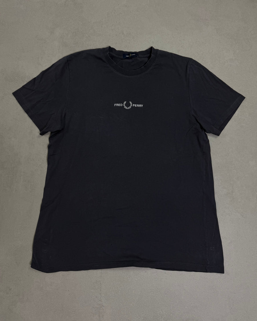 Fred Perry T-Shirt Navy mit gesticktem Schriftzug Größe L – Vorderseite
