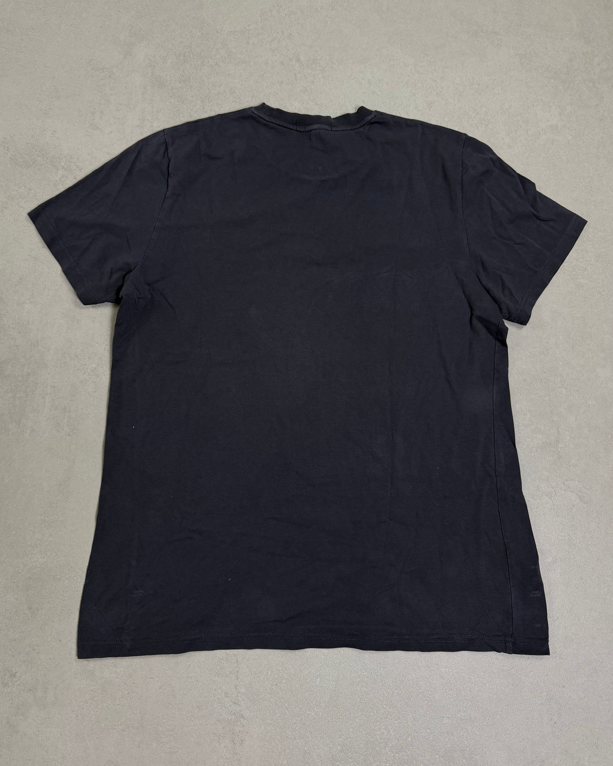 Fred Perry T-Shirt Navy mit gesticktem Schriftzug Größe L – Rückseite
