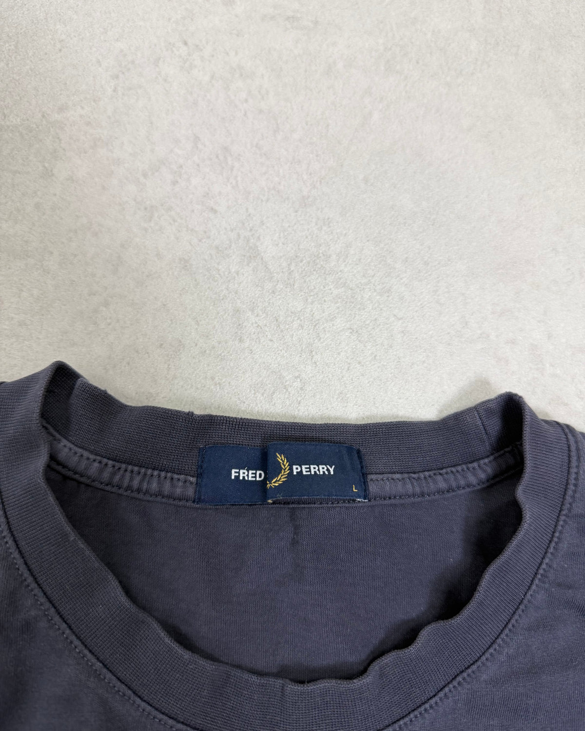 Fred Perry T-Shirt Navy mit gesticktem Schriftzug Größe L – Etikett