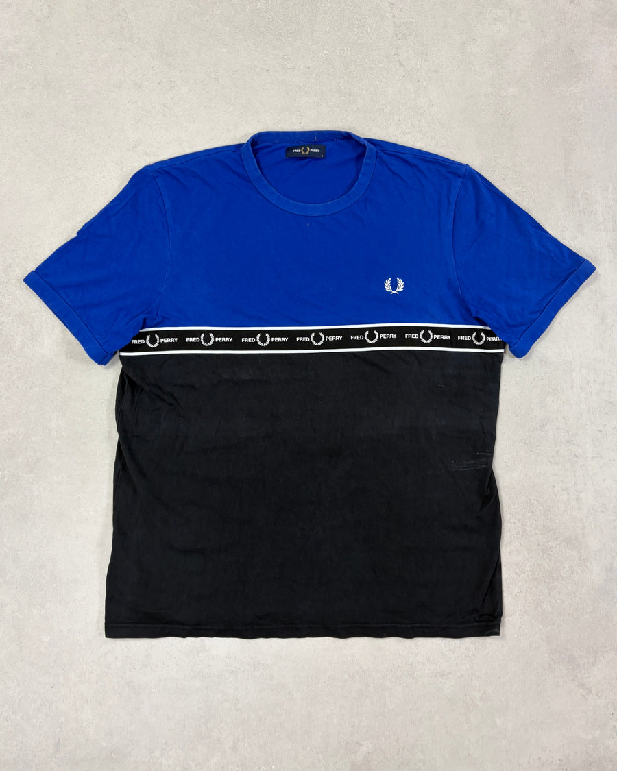 Fred Perry T-Shirt Royalblau-Schwarz mit Schriftzug-Tape Größe L – Vorderseite