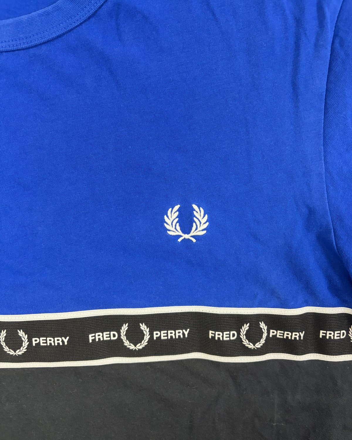 Fred Perry T-Shirt Royalblau-Schwarz mit Schriftzug-Tape Größe L – Detail