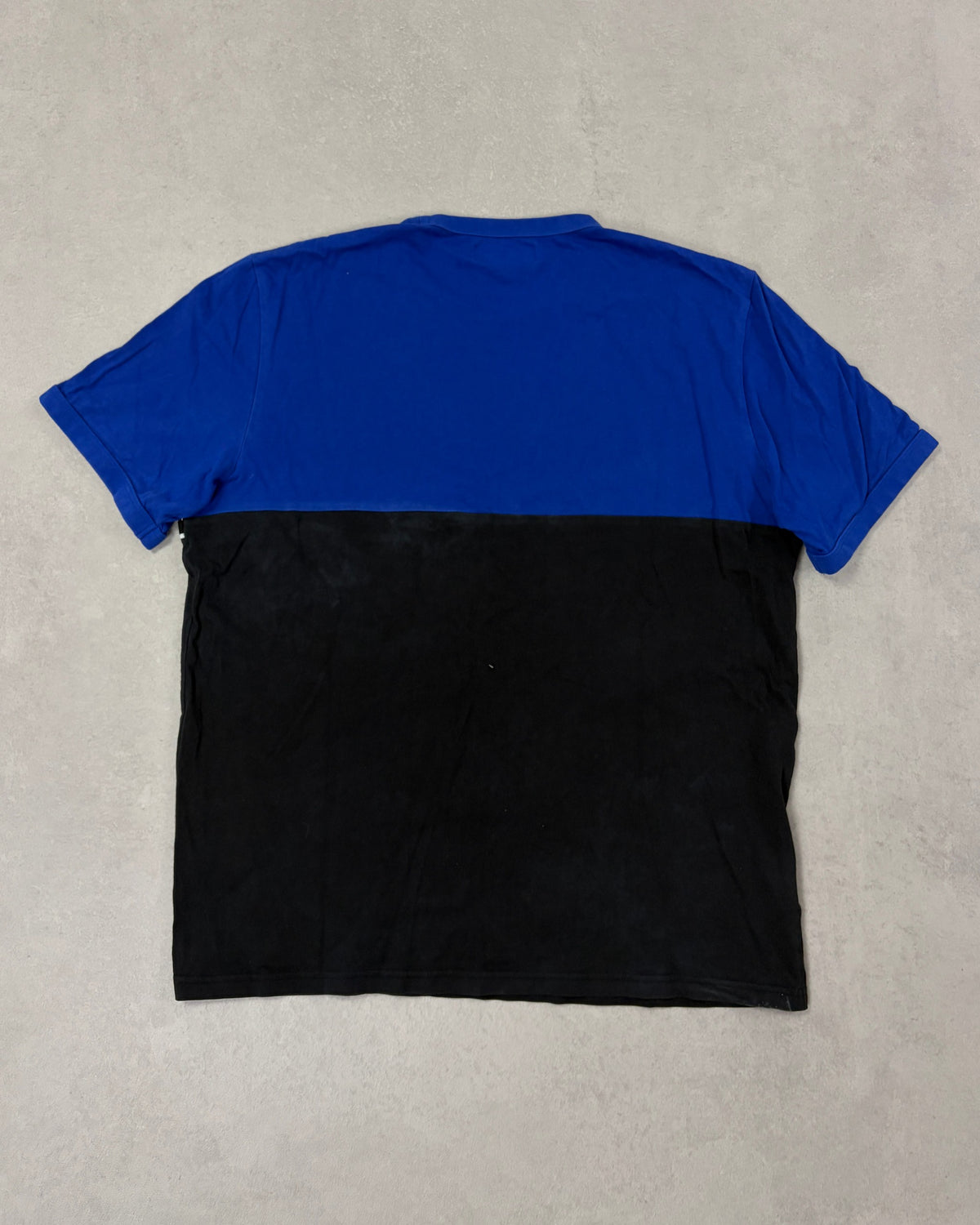 Fred Perry T-Shirt Royalblau-Schwarz mit Schriftzug-Tape Größe L – Rückseite