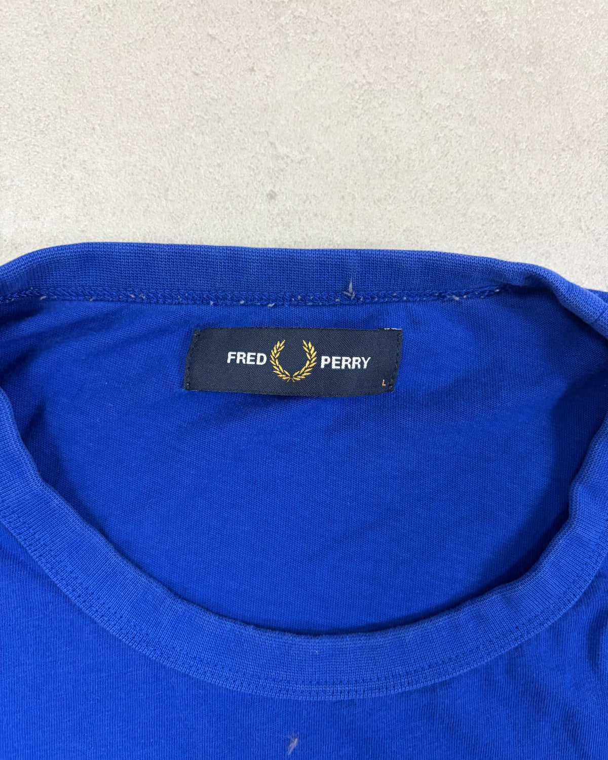 Fred Perry T-Shirt Royalblau-Schwarz mit Schriftzug-Tape Größe L – Etikett