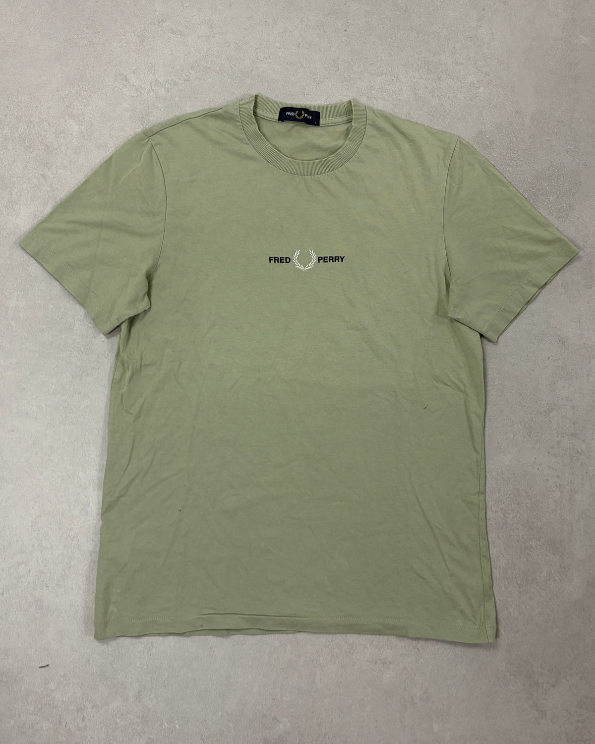 Fred Perry T-Shirt Salbeigrün mit gesticktem Schriftzug Größe S – Vorderseite