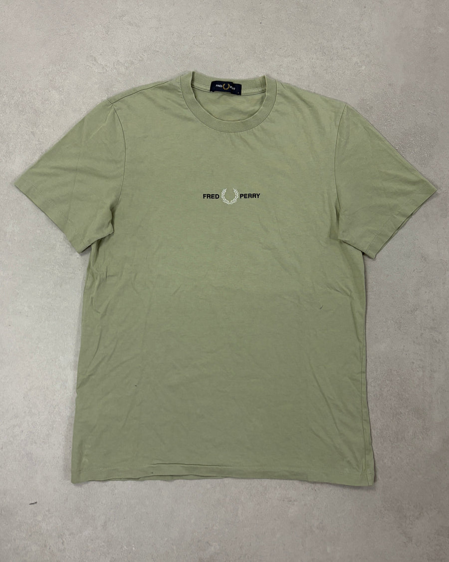 Fred Perry T-Shirt Salbeigrün mit gesticktem Schriftzug Größe S – Vorderseite