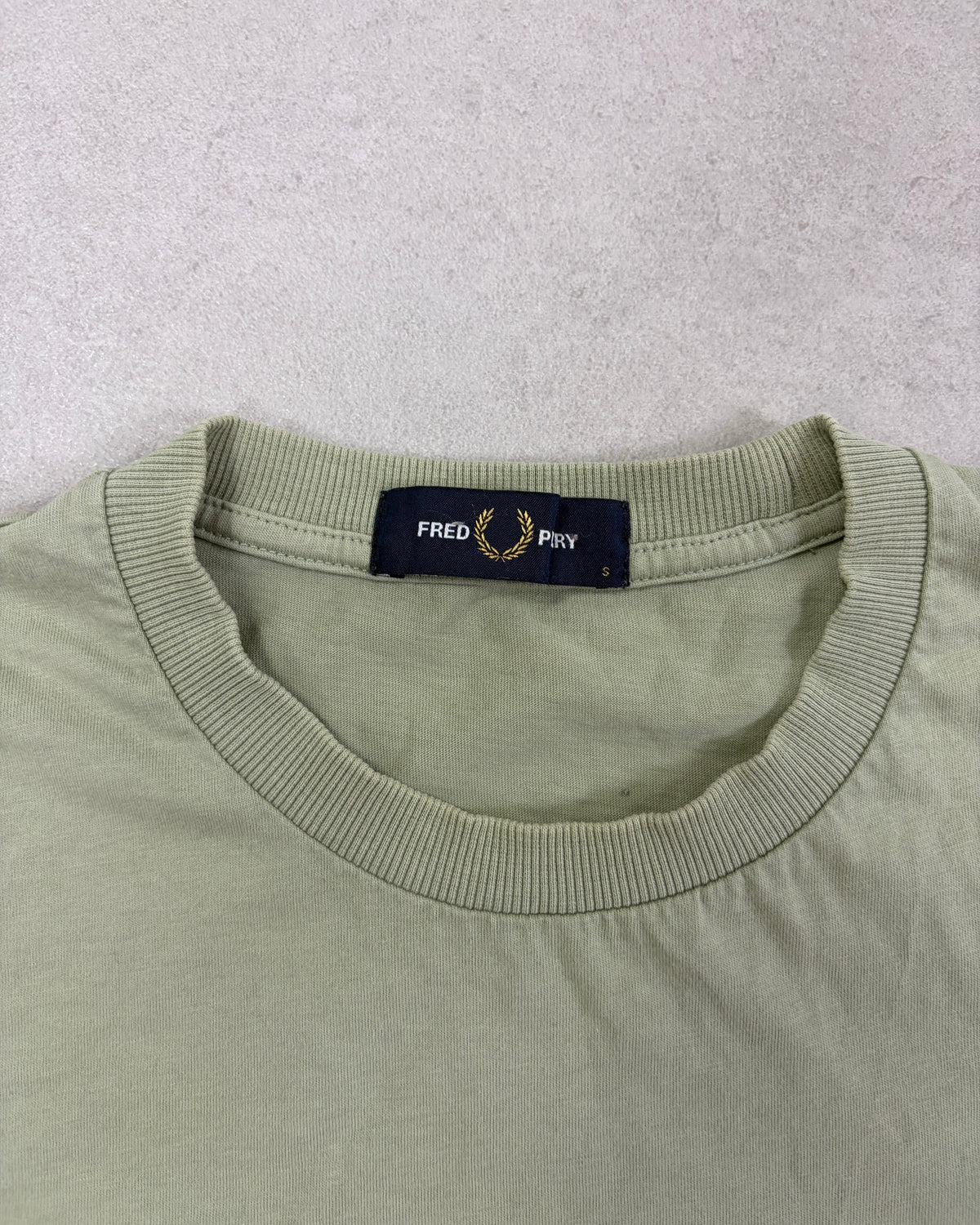 Fred Perry T-Shirt Salbeigrün mit gesticktem Schriftzug Größe S – Etikett