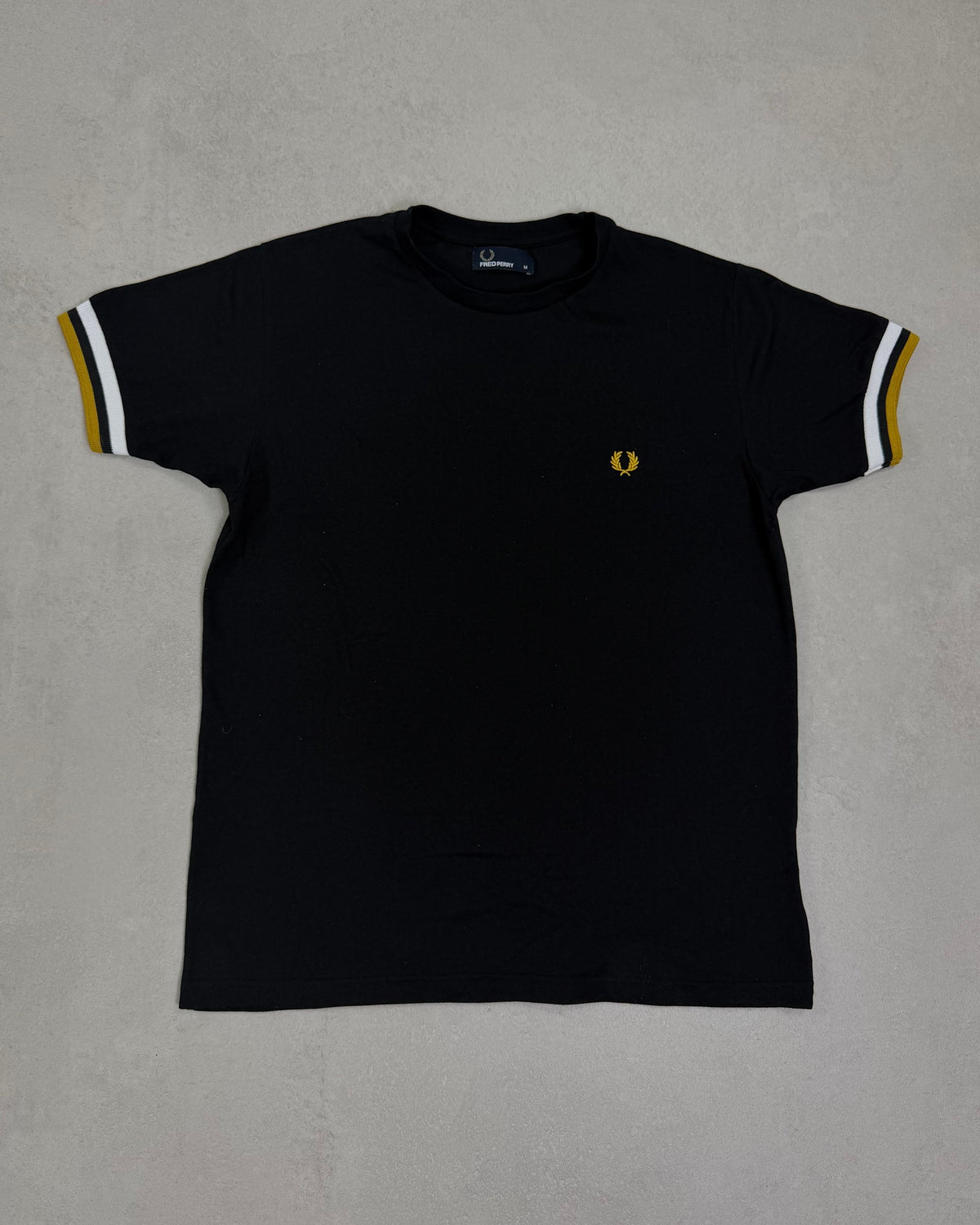 Fred Perry T-Shirt Schwarz mit Gelb-Weiß-Tipping Größe M – Vorderseite